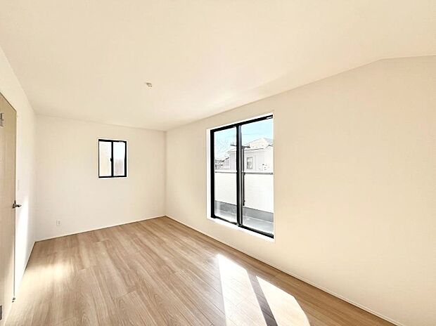 明るいバルコニーサイドに洋室を設置。目覚めの良い寝室に。 