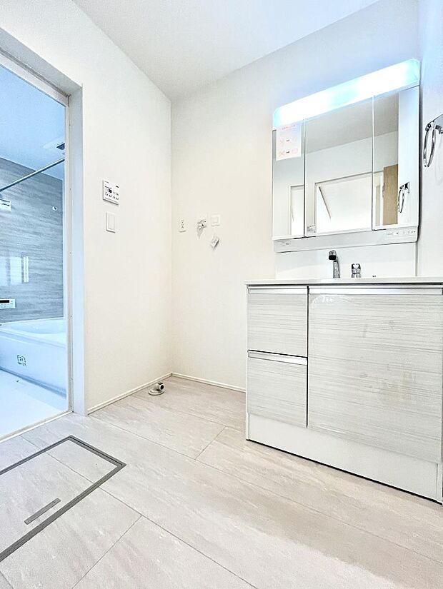 清潔感のある快適空間です。毎日の身支度も気持ち良くお使い頂けます。