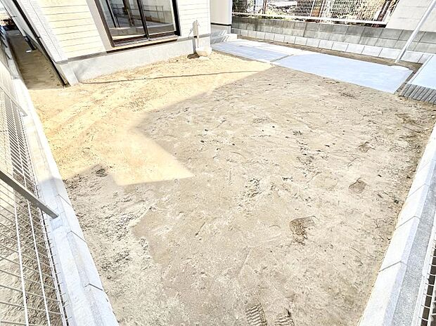 ガーデニングや家庭菜園も楽しめるお庭付き。