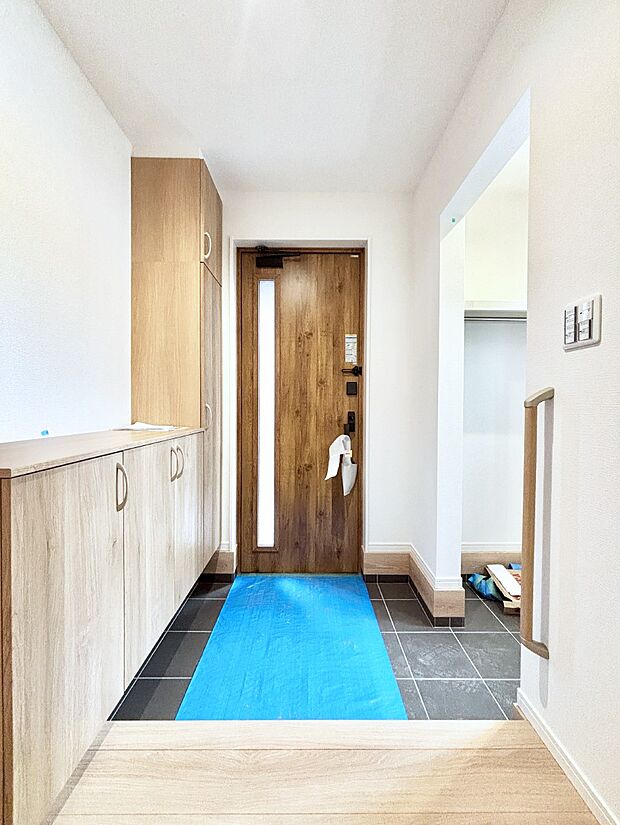 シューズインクローク付きの玄関。家族全員の靴や雨具などすっきり収納できます。