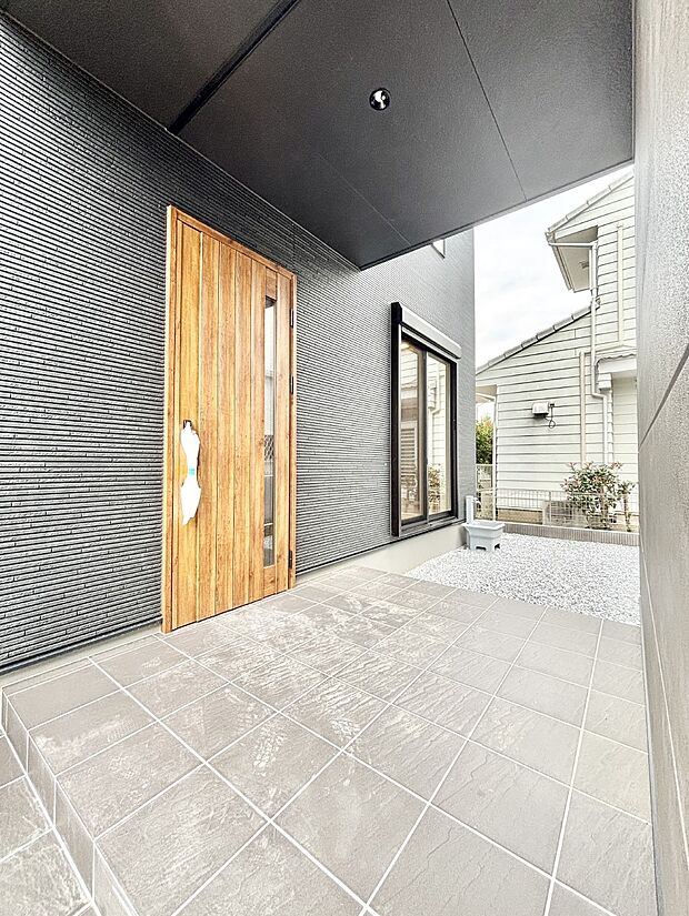 玄関アプローチにはプランターを並べて季節の花でお客様をおもてなしできます。