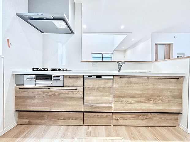 リビングを見渡せる人気のカウンターキッチン。 家族を見守りながら家事をすることができます。