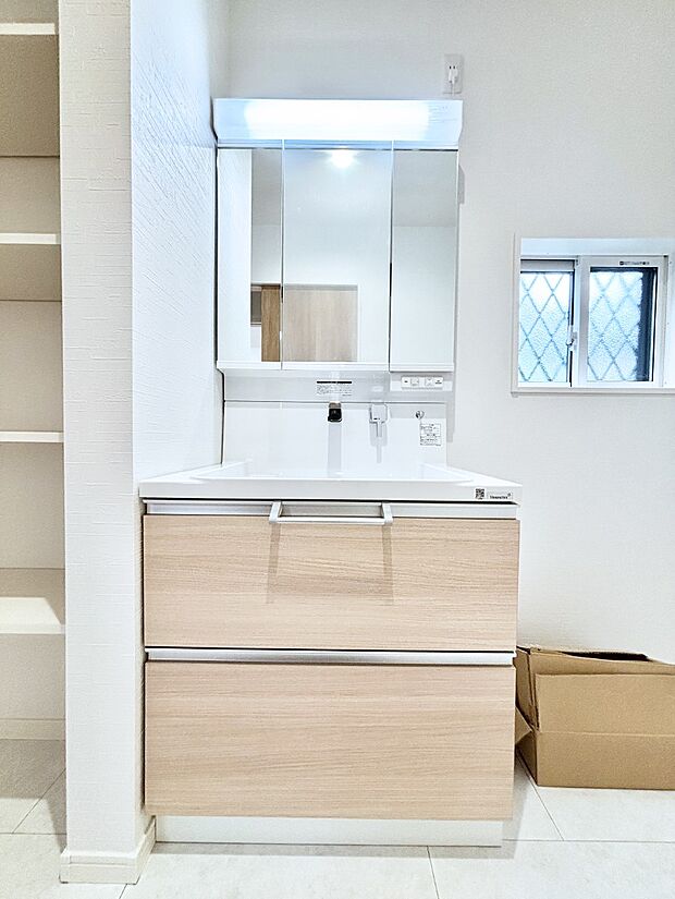 大きく見やすい三面鏡で清潔感ある洗面台は、身だしなみチェックや肌のお手入れにおすすめです。