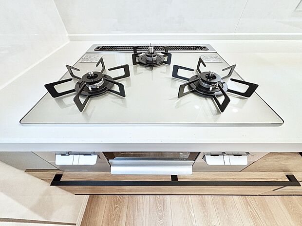 ガスコンロはSiセンサー搭載。火力調節や焦げ付き・消し忘れも防いでくれます。