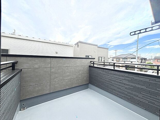 暖かな陽光が降り注ぐバルコニーはお洗濯におすすめ。爽やかな風も心地よいです。 