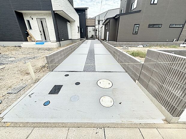 駐車2台可能!急なお客様の駐車に。また、ご家族の自転車スペースとしても大活躍。