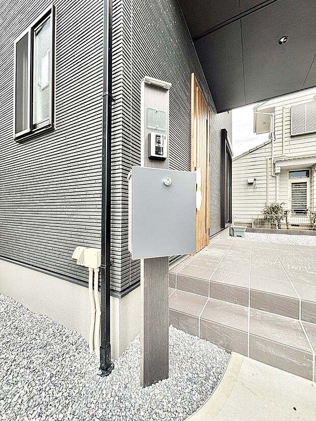 表札・インターホン・ポストをひとつに集約。エントランスになじむシンプルデザイン。