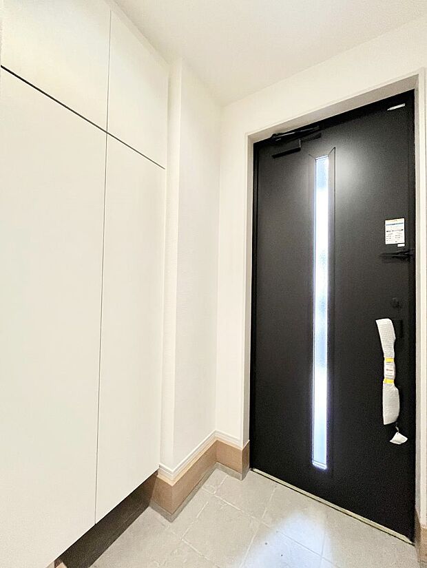 ガラススリットの入った玄関ドアが室内に光を届けてくれます