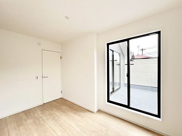 バルコニーが開放感をプラスしてくれる洋室