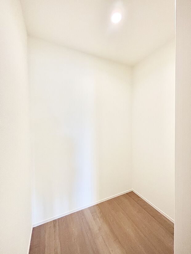 2階の納戸は収納ほかにもアイデア次第で快適空間に大変身！  