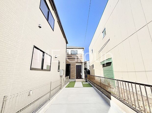 奥まった地形は、車道に面しておらず、静かでプライベート感を味わえる立地です。