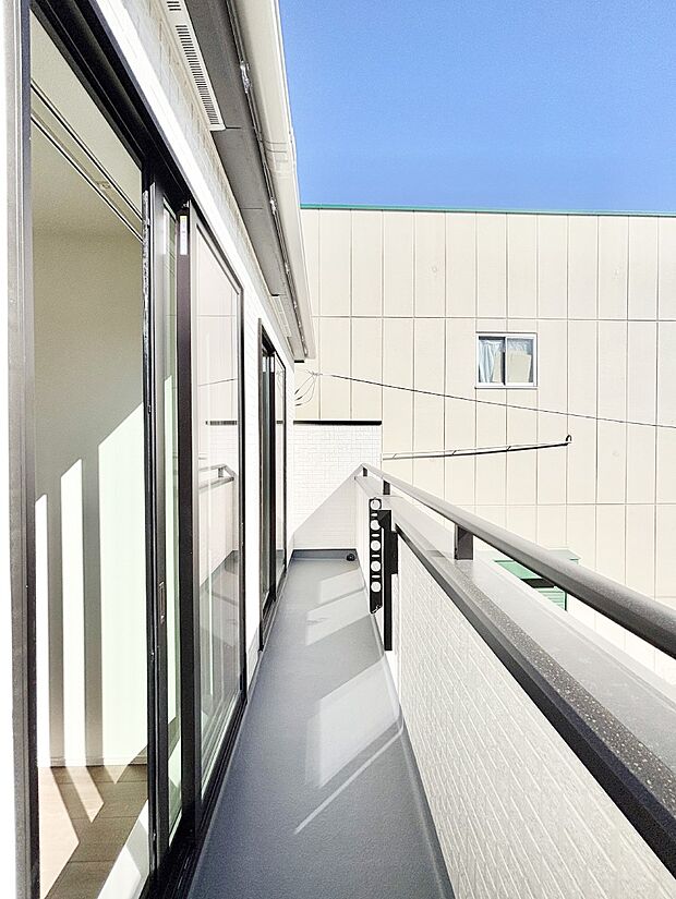 ゆったりバルコニーだから沢山お洗濯ものを干せます。