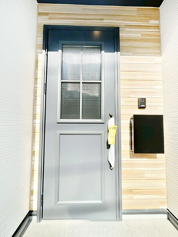 住まいの顔を演出する、玄関ドア。