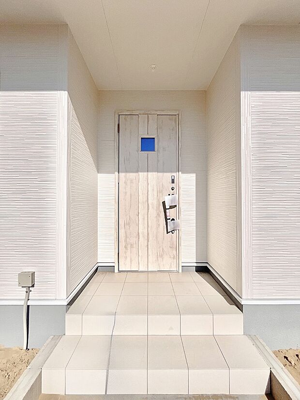 大切な家族、来客を出迎える玄関。