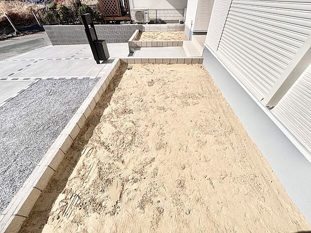 ガーデニングや家庭菜園も楽しめるお庭付き。