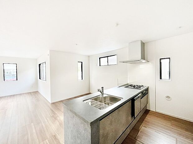 リビングで遊ぶお子様を見守りながらお料理ができる対面キッチン。