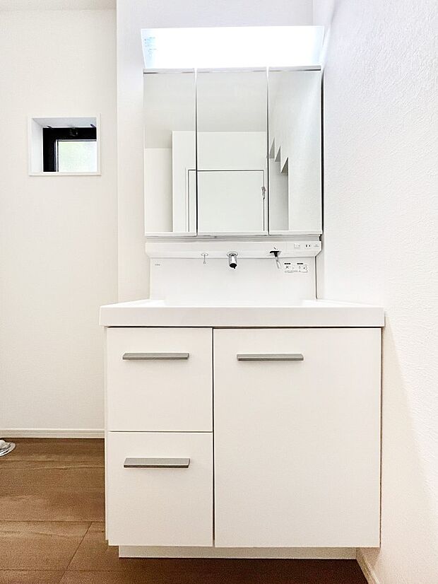 収納力と機能性に優れた洗面化粧台