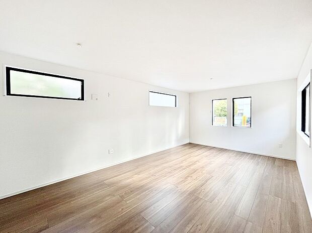 明るい陽光が注ぎ、寛ぎの雰囲気に満たされるダイニング。   