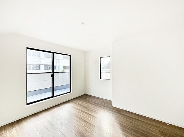 バルコニーが開放感をプラスしてくれる洋室