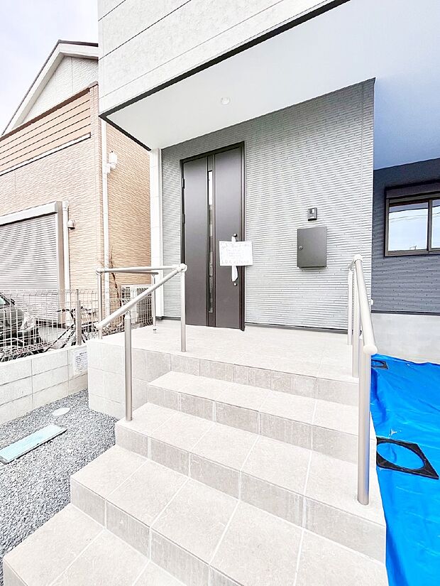 玄関前は雨が降っても濡れにくい屋根付き