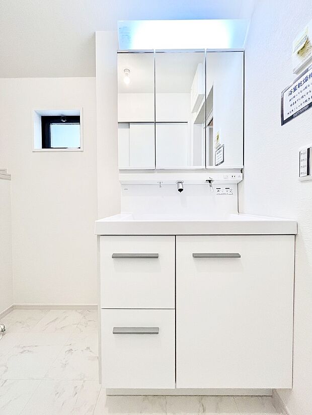 収納力と機能性に優れた洗面化粧台