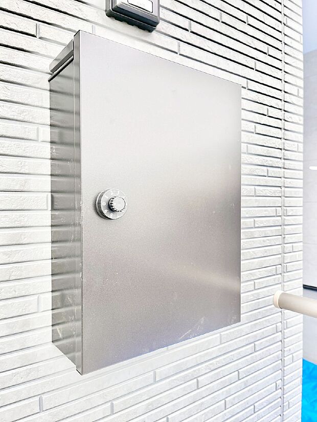 シンプルなデザインのポスト