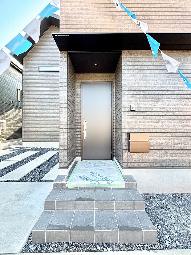 玄関アプローチにはプランターを並べて季節の花でお客様をおもてなしできます。