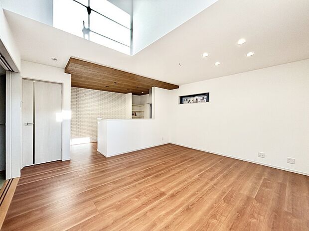 リビング上部には吹抜けを採用。明るい陽光に包まれる空間で家族団らん！