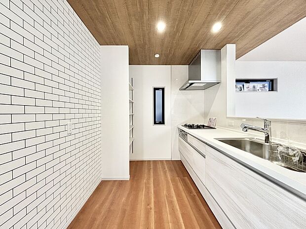 ポップアップ天井が素敵なキッチンで楽しくお料理！