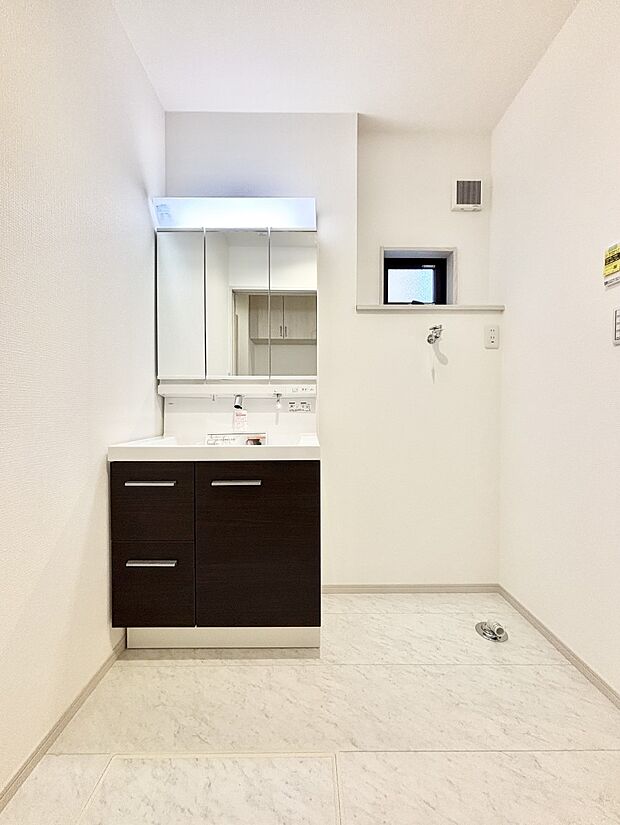 大きく見やすい三面鏡で清潔感ある洗面台は、身だしなみチェックや肌のお手入れにおすすめです。 