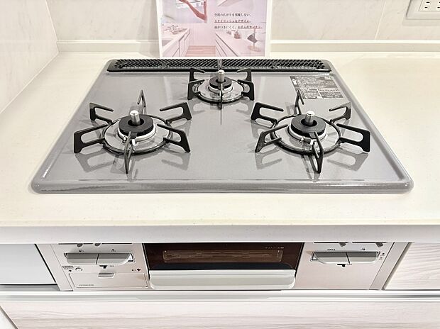 ガスコンロはＳｉセンサー搭載。火力調節や焦げ付き・消し忘れも防いでくれます。