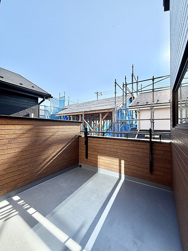 南向きのバルコニー!ご家族の洗濯物はもちろん、お布団もたっぷり干せます!