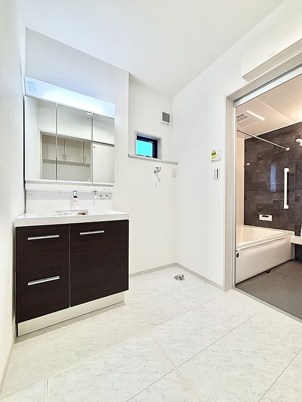 小窓がついているので湿気の多い場所でも換気が十分行えます。毎日の身支度を気持ち良く！