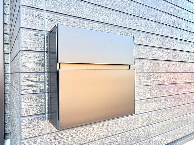 シンプルデザインのポスト。