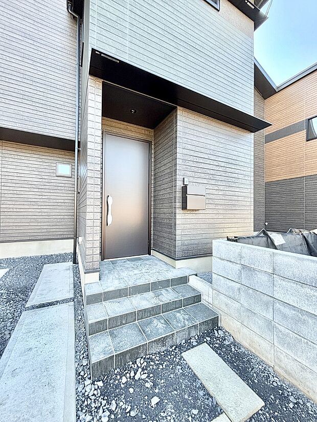 玄関アプローチにはプランターを並べて季節の花でお客様をおもてなしできます。