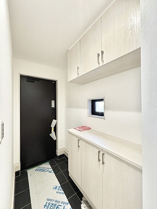 飾り棚を利用して、お越しいただくお客様をおもてなしできます。