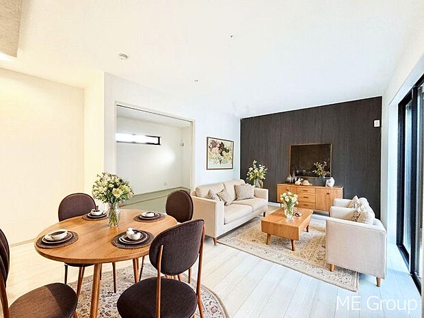 家族の和やかな会話が聞こえてきそう。開放感のあるリビングです。※家具はCGです  