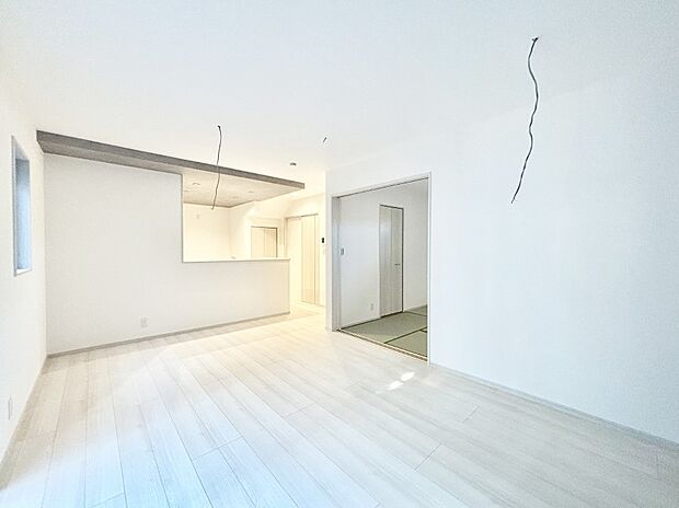 隣接の和室を開放すればさらに広々空間に  