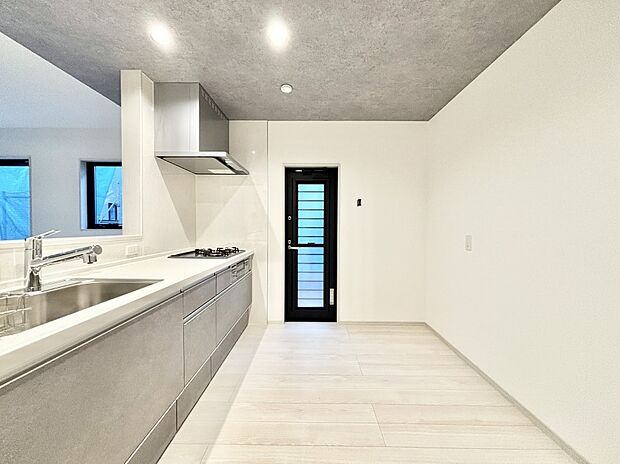 爽やかな風が通り抜けるキッチン。勝手口があるので明るく換気にも役立ちます。