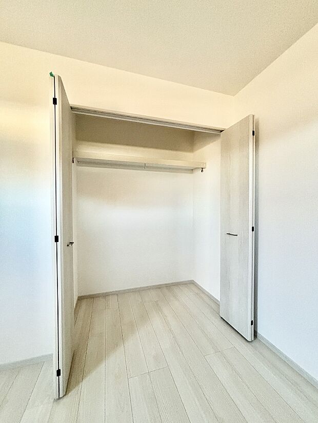 洋室のクローゼット。奥行きがあるので厚手の衣類もすっきり収まります。