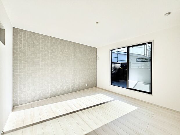 明るいバルコニーサイドに洋室を設置。目覚めの良い寝室に。 