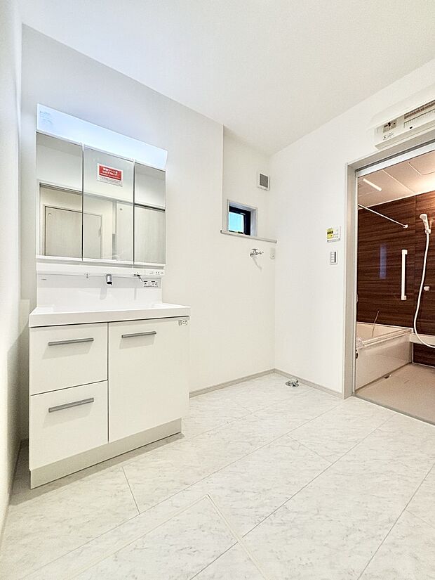 小窓がついているので湿気の多い場所でも換気が十分行えます。毎日の身支度を気持ち良く！