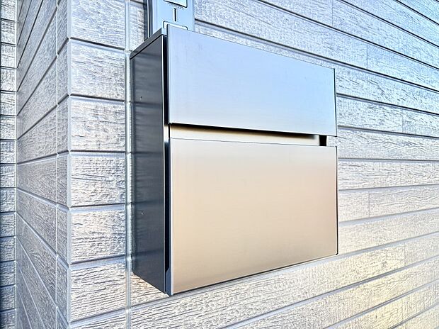 シンプルなデザインのポスト