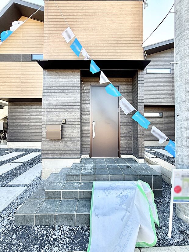 玄関アプローチにはプランターを並べて季節の花でお客様をおもてなしできます。