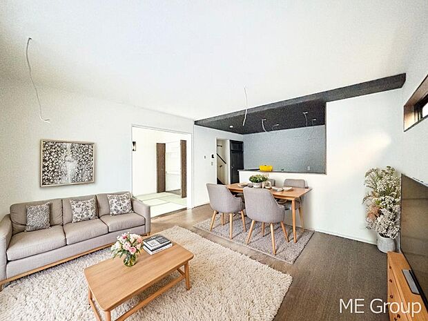 ご家族の賑やかな話し声で包まれる明るいリビング  ※家具はCGです