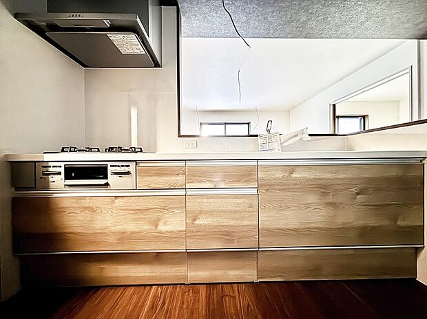 リビングを見渡せる人気のカウンターキッチン。 家族を見守りながら家事をすることができます。