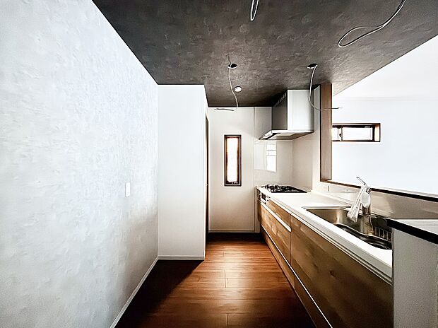 ポップアップ天井が素敵なキッチンで楽しくお料理！