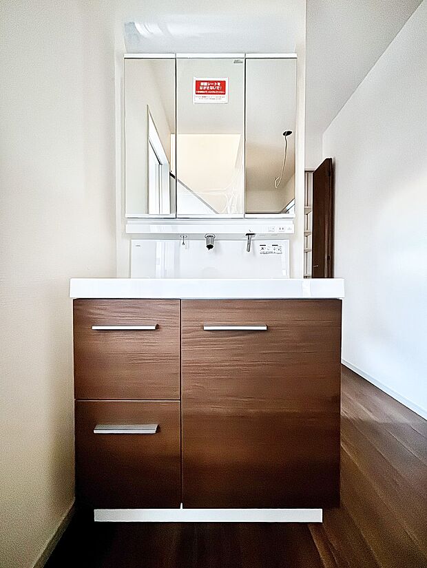 大きく見やすい三面鏡で清潔感ある洗面台は、身だしなみチェックや肌のお手入れにおすすめです。 