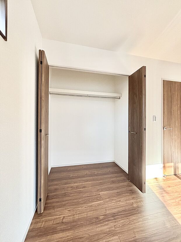 洋室のクローゼット。奥行きがあるので厚手の衣類もすっきり収まります。