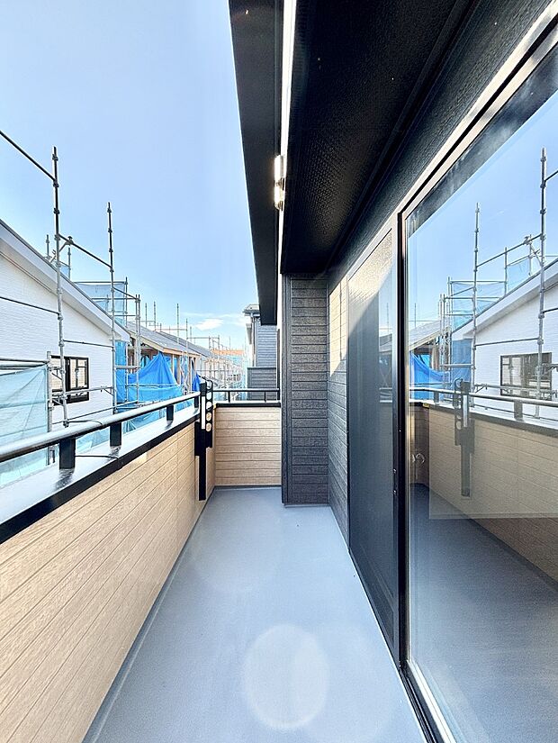 南向きのバルコニー!ご家族の洗濯物はもちろん、お布団もたっぷり干せます!